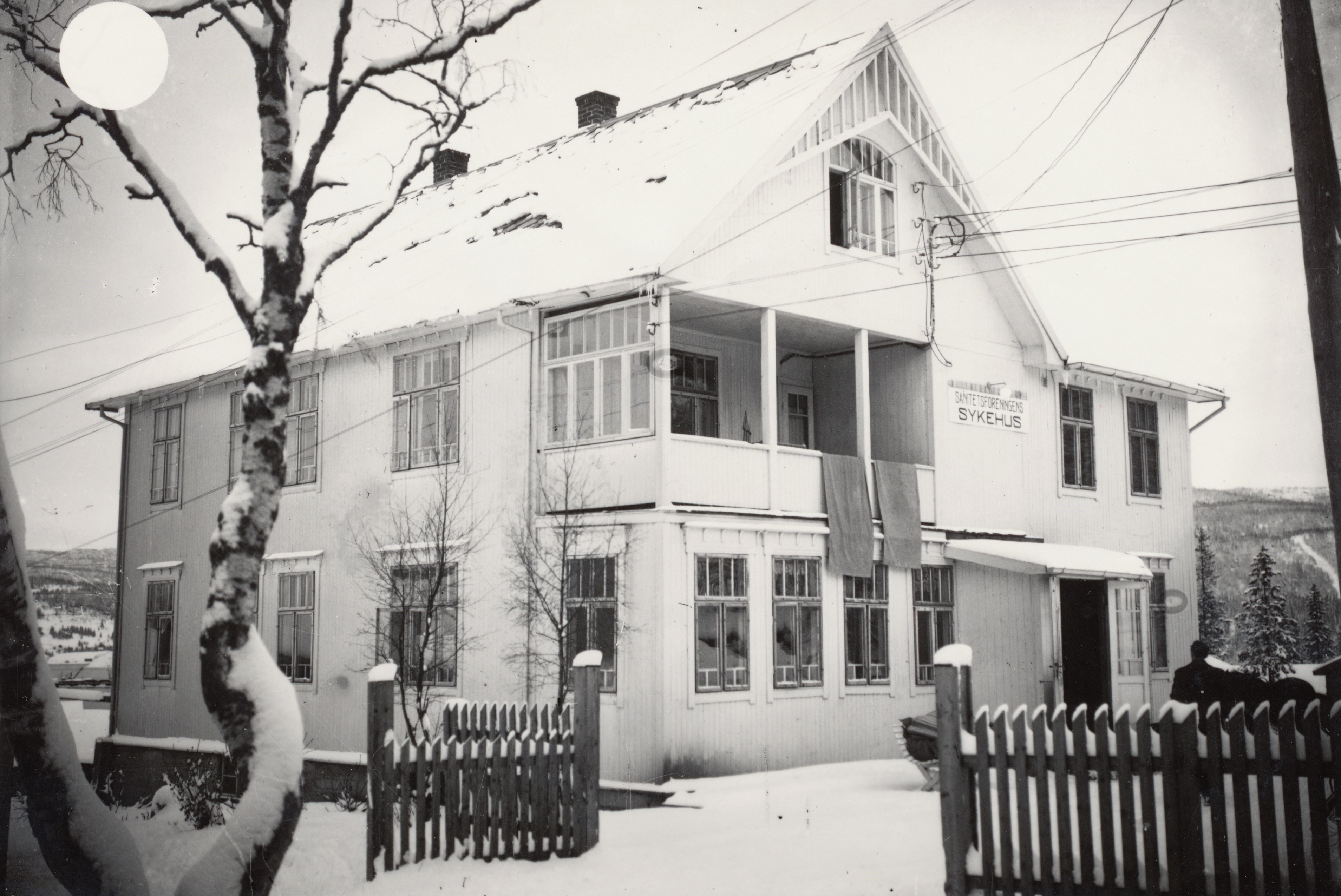 En gammel, hvit villa som ble etablert som sykestue i 1942