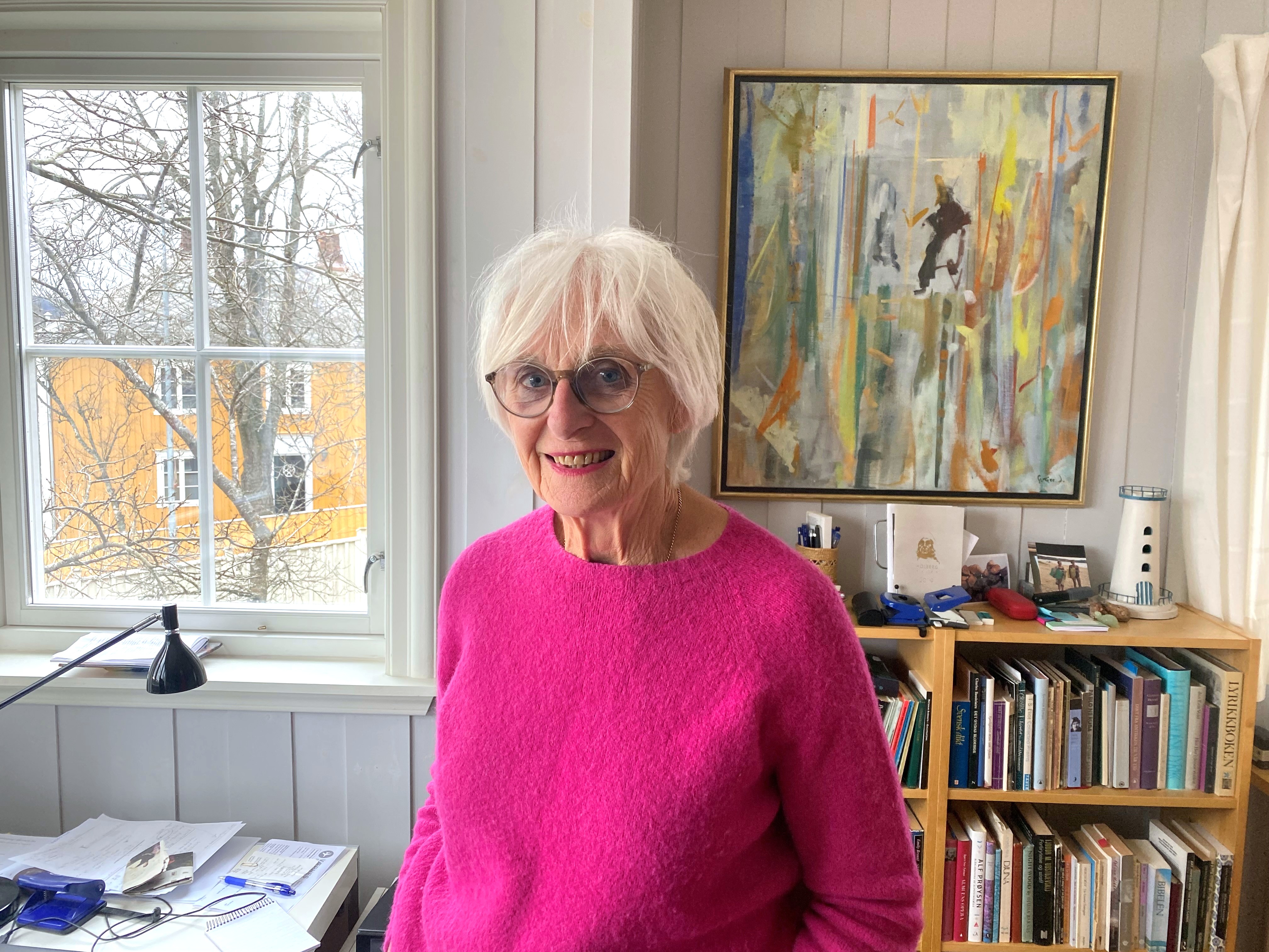 Melby foran vinduet på kontret sitt