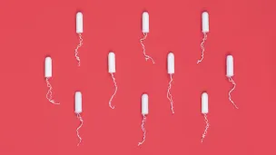 Tamponger (ubrukte) mot en lyserød bakgrunn