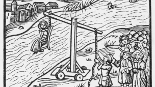 Sort-hvitt-tegning av en kvinne som blir dyppet i vann til offentlig skue ved hjelp av en "ducking" eller "cucking stool"