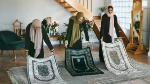 Muslimske kvinner ber på ramadan