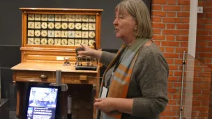 Tone Rasch foran «Hollerith hullkortmaskin»