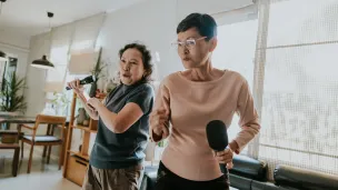 Mor og voksen datter synger karaoke