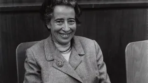Hannah Arendt sitter på en stol