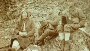 Hanna Resvoll-Holmsen, Karl Haavimb og Adolf Hoel (t.h) på Spitsbergen i 1907.