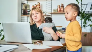 Mor med småbarn jobber på pc