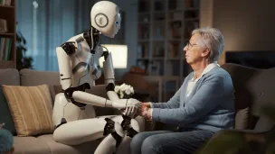Robot_holder_eldre_dame_i_hendene