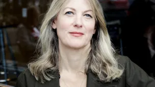 Helene Uri, kvinne med langt hår iført svart blazer