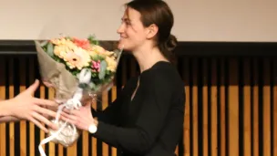 Erika Kvistad mottar blomster under prisutedeling på Kulturhuset