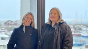 Ann-Torill Tørrisplass og Astri Dankertsen står foran moloen i Bodø