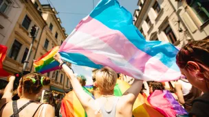 Fra Pride-parade en sommerdag, og det flagges med Prideflagg og Transgender-flagg