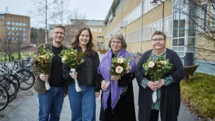 Vinnerne av årets tidsskriftsartikkel Jon Petter Stoor, Jennie Brandén, Monica Burman og Lena Maria Nilsson med hver sin blomsterbukett