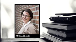 Portrettfoto av Melina Duarte mot debattbakgrunn: En stabel bøker og en penn