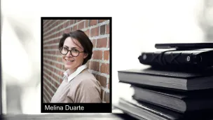 Portrettfoto av Melina Duarte mot debattbakgrunn: En stabel bøker og en penn