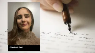 Foto av Elisabeth Stai mot bakgrunnsbilde av en skrivende hånd