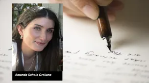 Portrettfoto av Amanda Scheie Orellana mot bakgrunn av penn som skriver