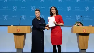 Her overleverer leder av vinnearbeidshelseutvalget, Nina Tangnæs Grønvold, som overleverte rapporten til arbeids- og inkluderingsminister Tonje Brenna. Foto: Simen Gald / Arbeids- og inkluderingsdepartementet