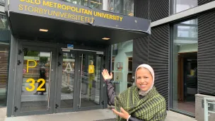 Khadeja Zaza utenfor inngangen til OsloMet