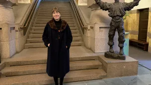 Stipendiat Christine Lillethun Norheim fotografert foran en stentrapp