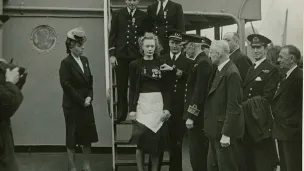 Margit Johnsen dekoreres for sin innsats under 2. verdenskrig. Kapteinen står til høyre for Margit, admiral Ritchie foretok dekoreringen. Til høyre for admiralen er den norske konsul i Liverpool, Johan Vogt, som foretok dekoreringen fra norsk side.