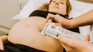 En gravid kvinne blir undersøkt med en såkalt doppler