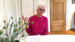 Kari Melby ved kjøkkenbordet