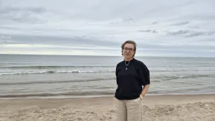 Auksė Beatričė Katarskytė på en strand ut mot åpent hav.