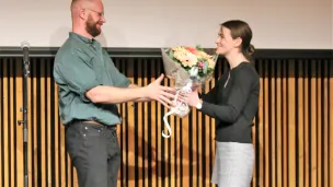 Erika Kvistad tar imot blomster fra Ketil Slagstad.