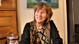 Johanne Sundby ved bordet med en kopp kaffe