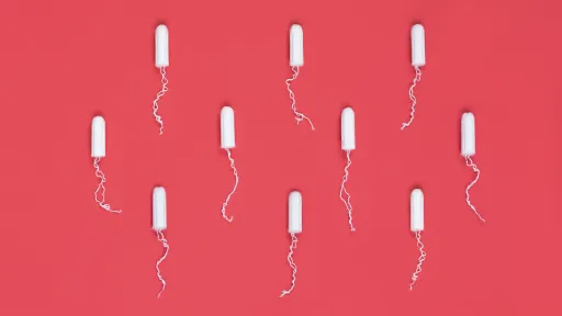 Tamponger (ubrukte) mot en lyserød bakgrunn
