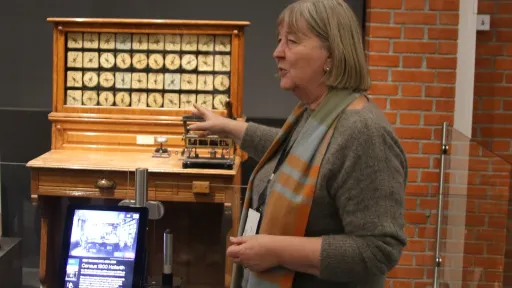 Tone Rasch foran «Hollerith hullkortmaskin»