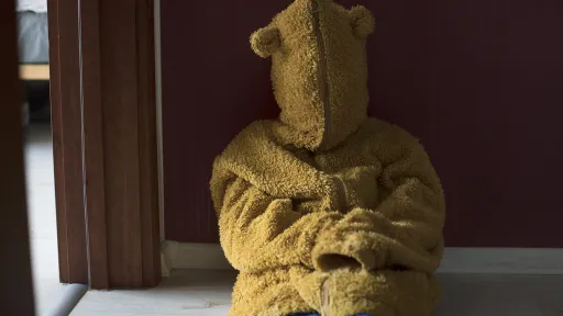 Barn med teddyfleece over ansiktet