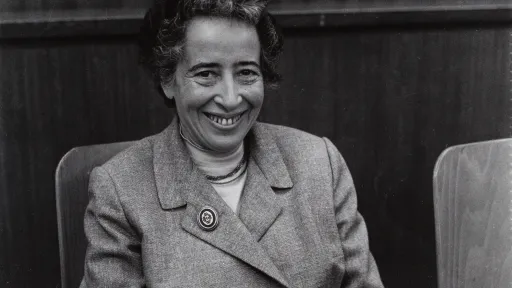 Hannah Arendt sitter på en stol