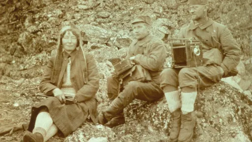 Hanna Resvoll-Holmsen, Karl Haavimb og Adolf Hoel (t.h) på Spitsbergen i 1907.