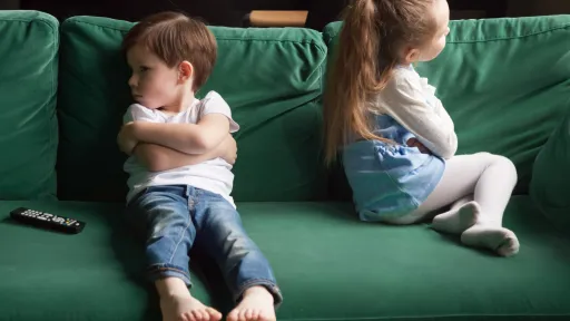 Gutt og jente i sofa