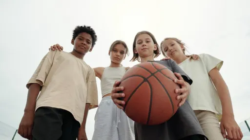 Gruppe ungdommer med basketball