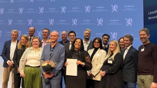 Gruppefoto av medlemmene i Mannsutvalget på lansering av rapporten.