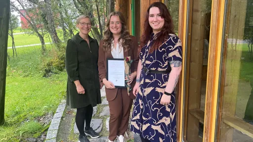 Ann Therese Lotherington, Andrine Franzen og Paula Ryggvik Mikalsen fotografert under utdelingen av Åse Hiorth Lerviks pris Ved UiT.