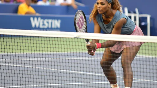 Ung kvinne klar til spill på tennisbanen