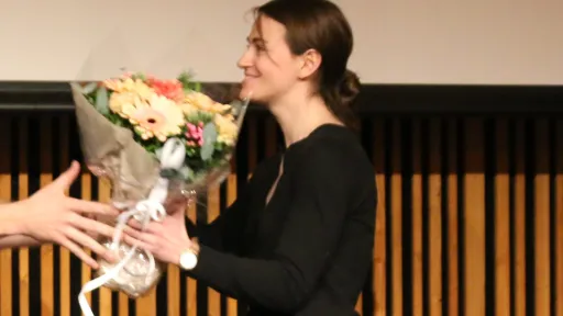 Erika Kvistad mottar blomster under prisutedeling på Kulturhuset