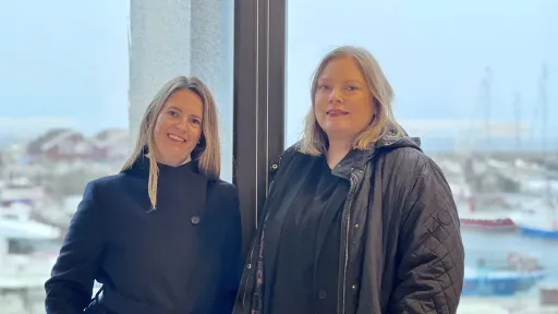 Ann-Torill Tørrisplass og Astri Dankertsen står foran moloen i Bodø