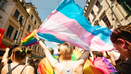 Fra Pride-parade en sommerdag, og det flagges med Prideflagg og Transgender-flagg