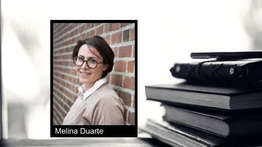 Portrettfoto av Melina Duarte mot debattbakgrunn: En stabel bøker og en penn