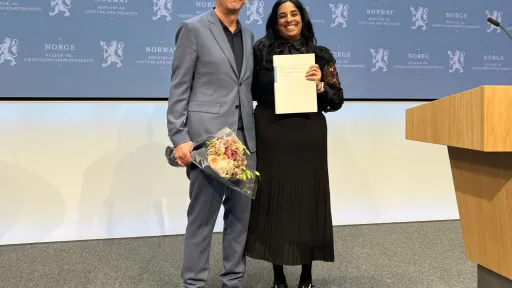 Mannsutvalgets leder Claus Jervell overleverer utredningen til kulturminister Lubna Jaffery. 