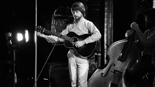 Lillebjørn Nilsen på scenen med gitar i 1982