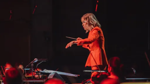 Hannah Howard i aksjon som dirigent