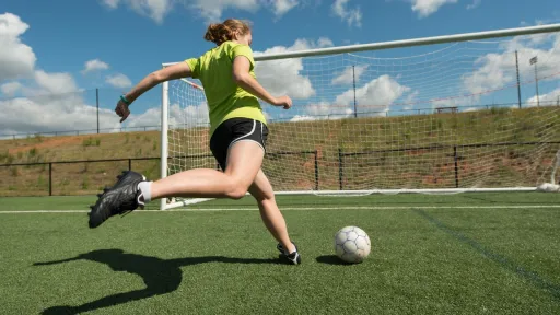 Jente i ferd med å skåre mål på fotballbanen