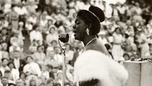 Ruth Reese på scenen i en utendørs konsert i 1959
