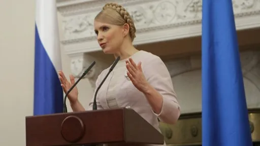 Portrett av Julija Volodymyrivna Tymosjenko, ukrainsk politiker og tidligere statsminister, på talerstolen.