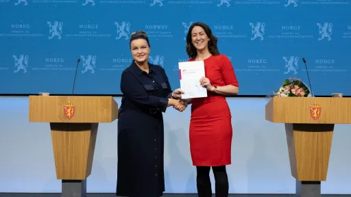 Her overleverer leder av vinnearbeidshelseutvalget, Nina Tangnæs Grønvold, som overleverte rapporten til arbeids- og inkluderingsminister Tonje Brenna. Foto: Simen Gald / Arbeids- og inkluderingsdepartementet